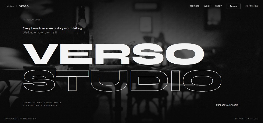 Vista previa del sitio VERSO Studio: cabecera tipográfica sobre foto de pub en penumbra.